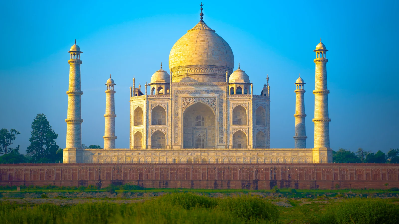 Local train and transport links serving Gumbat Takhkt Pahalwan, Agra
