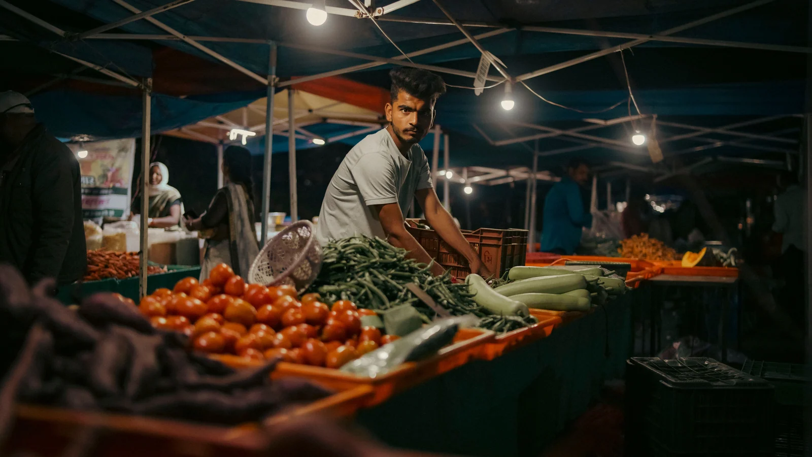 Local train and transport links serving Subji Mandi, Agra