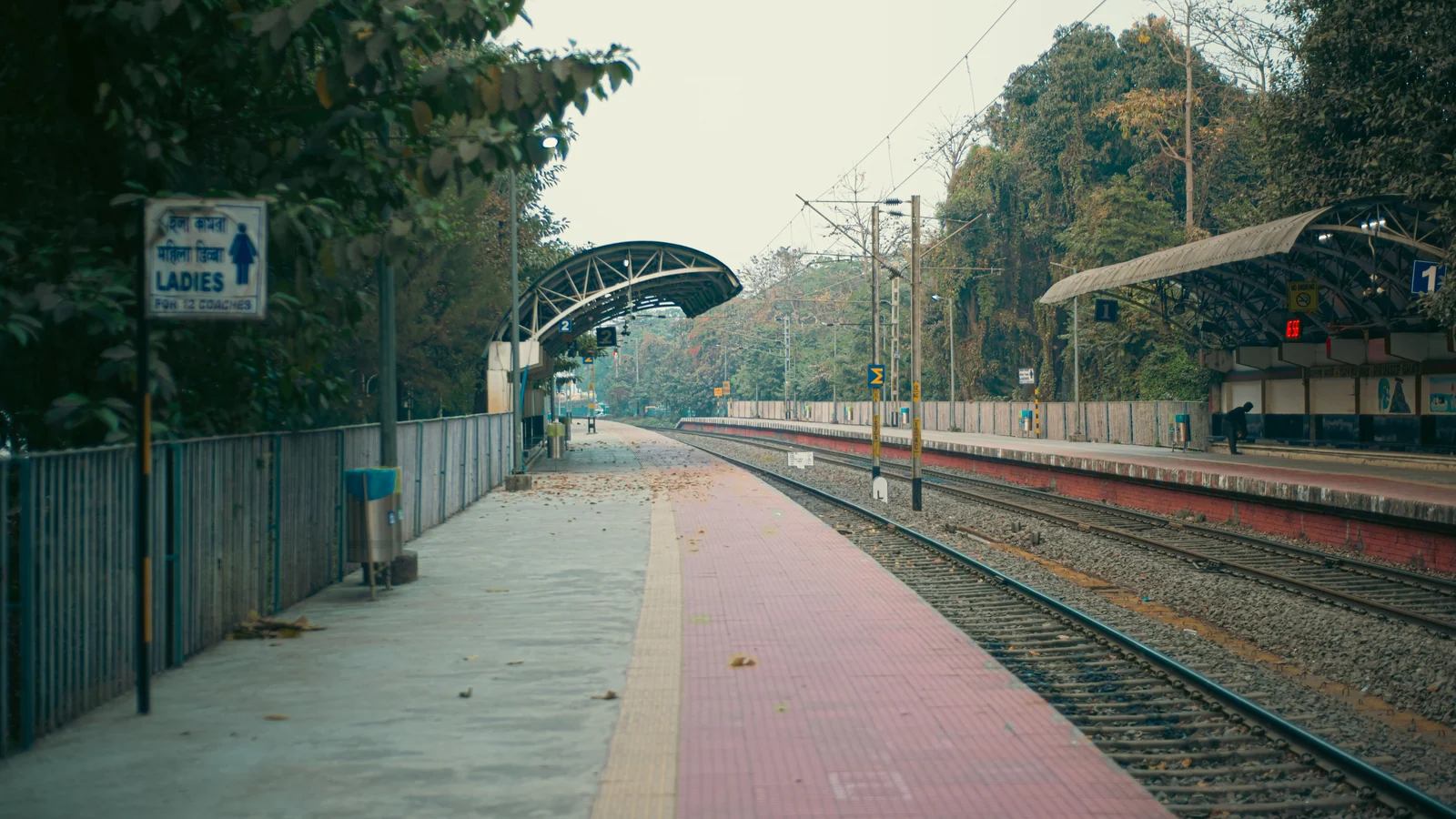 Local train and transport links serving Wazirpura, Agra