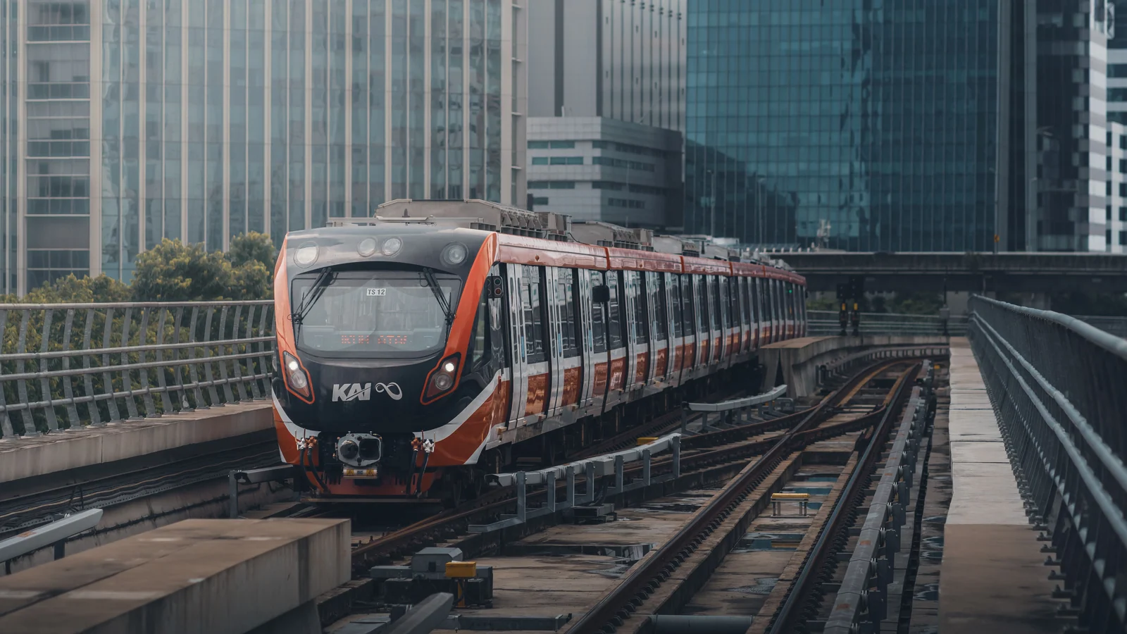 Local train and transport links serving Kamod, Ahmedabad