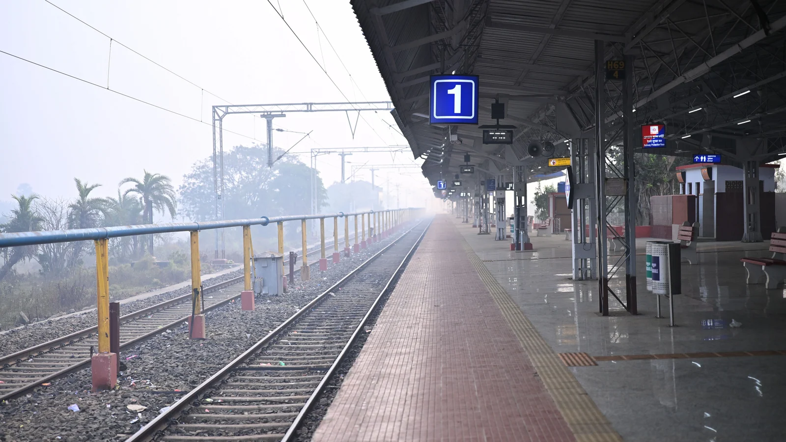 Local train and transport links serving Mahadev Totla Nagar, Indore