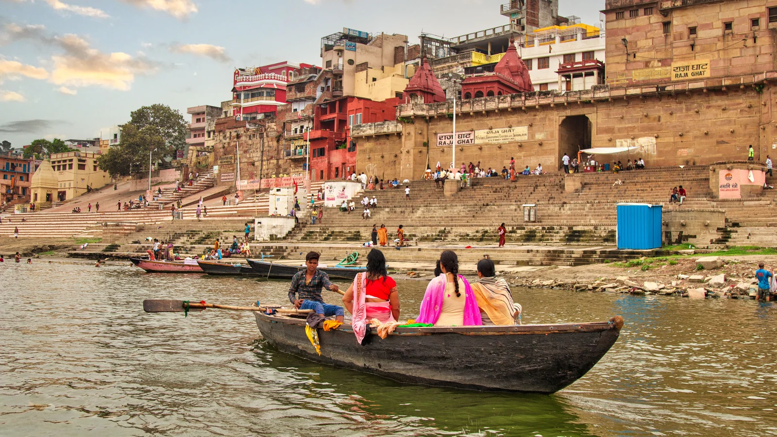 Local train and transport links serving Ganga Ghat, Kanpur