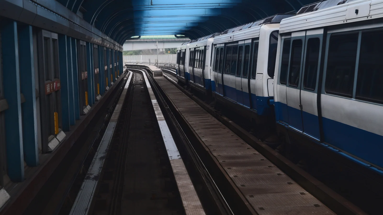 Local train and transport links serving Sealdah, Kolkata