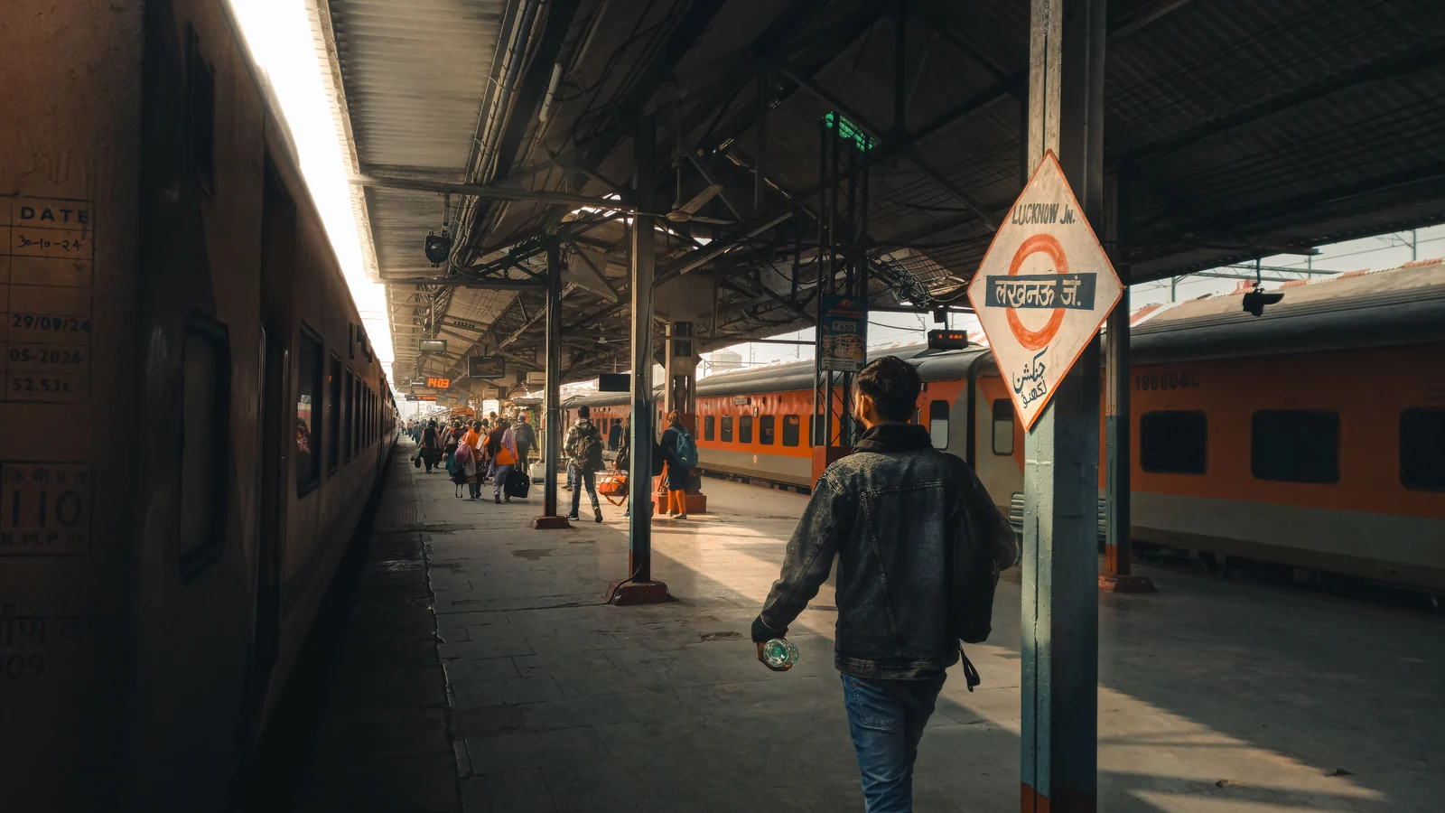 Local train and transport links serving Madhav Puram, Lucknow