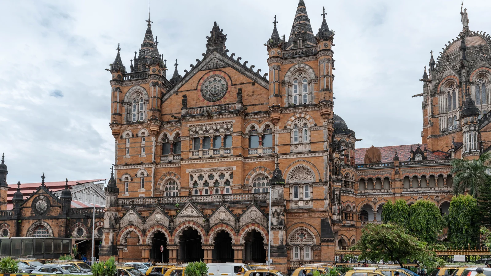 Local train and transport links serving Bhayandar East, Mumbai