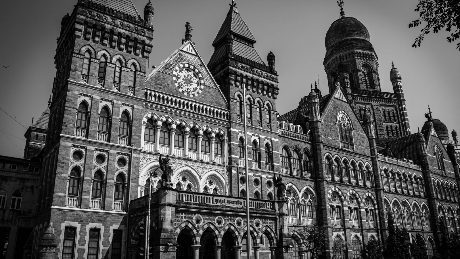 Local train and transport links serving Girgaum, Mumbai