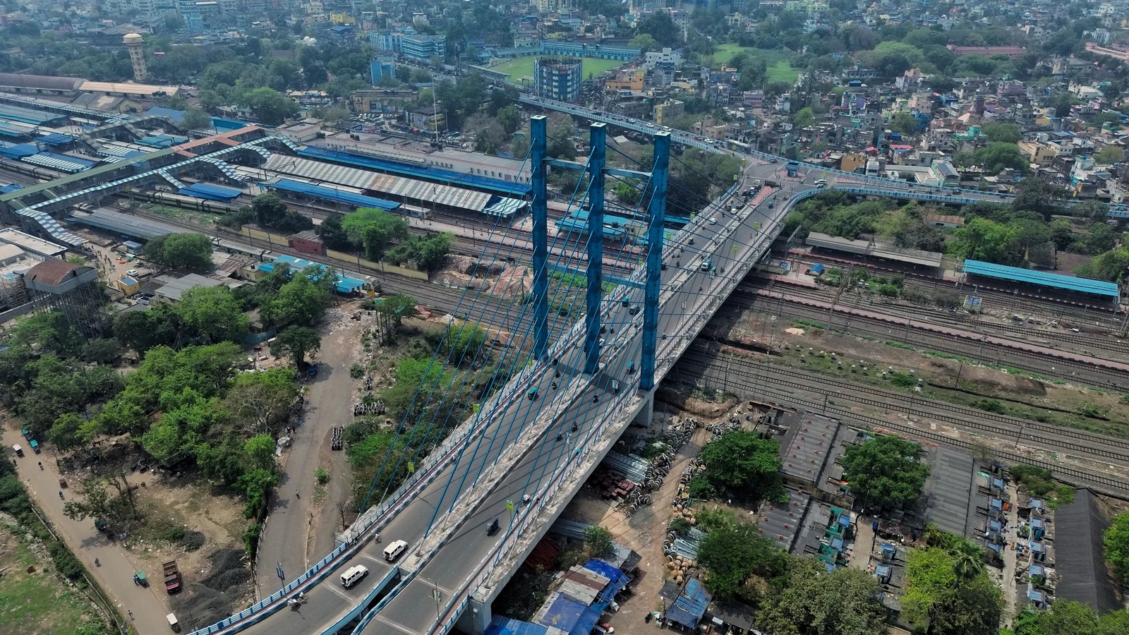 Local train and transport links serving Mira Road West, Mumbai