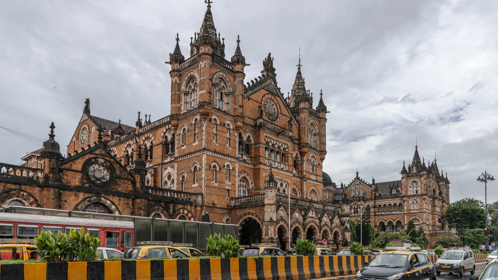 Local train and transport links serving Mumbai Central, Mumbai