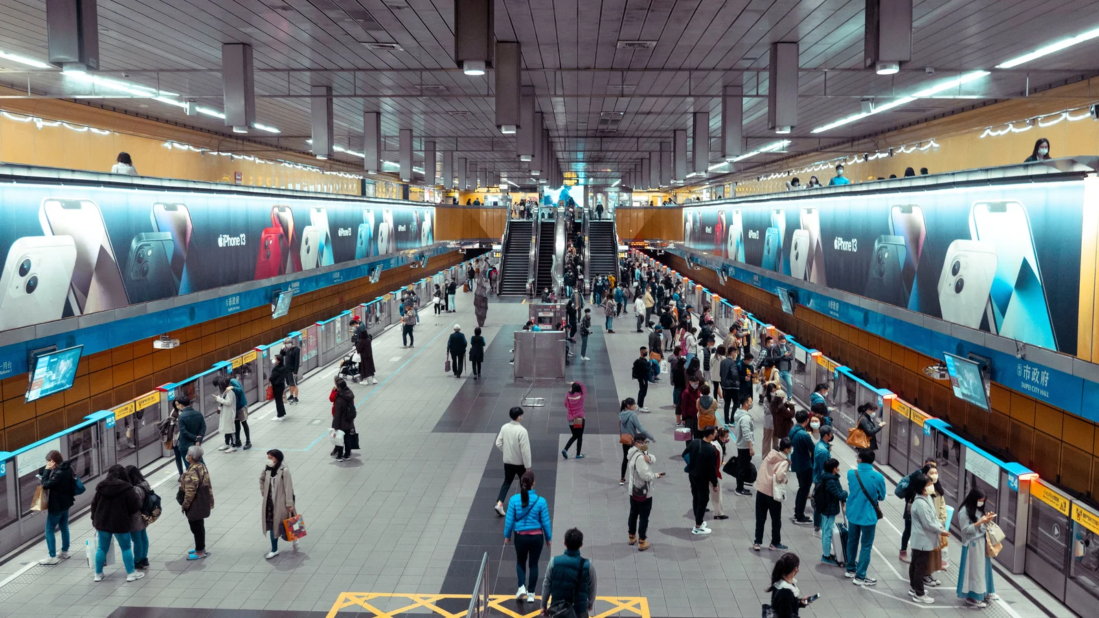 Local train and transport links serving Sector 17, Noida