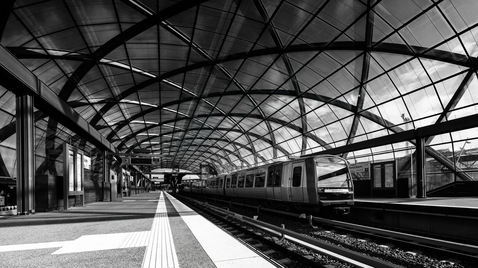 Local train and transport links serving Sector 86, Noida