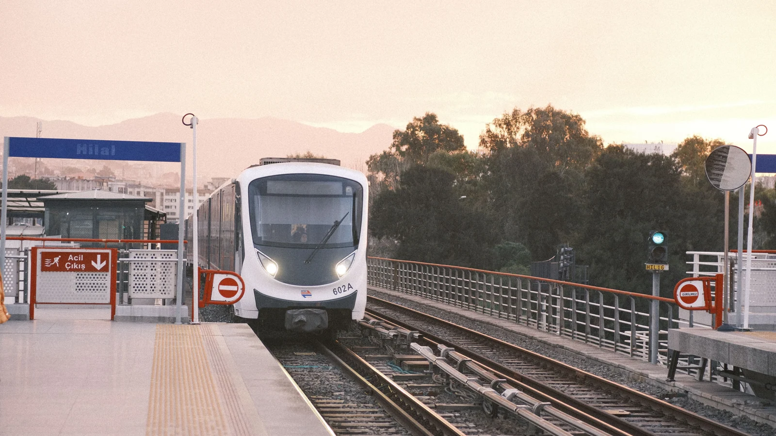 Local train and transport links serving Masma Orma Road, Surat
