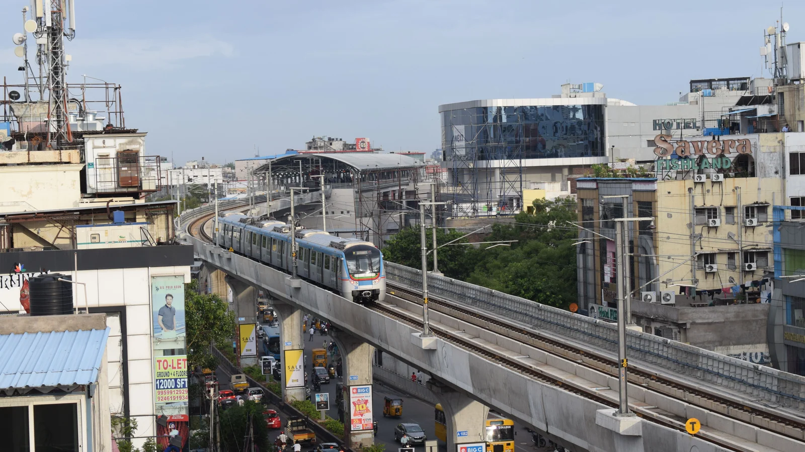 Local train and transport links serving Ajwa Nimeta Road, Vadodara