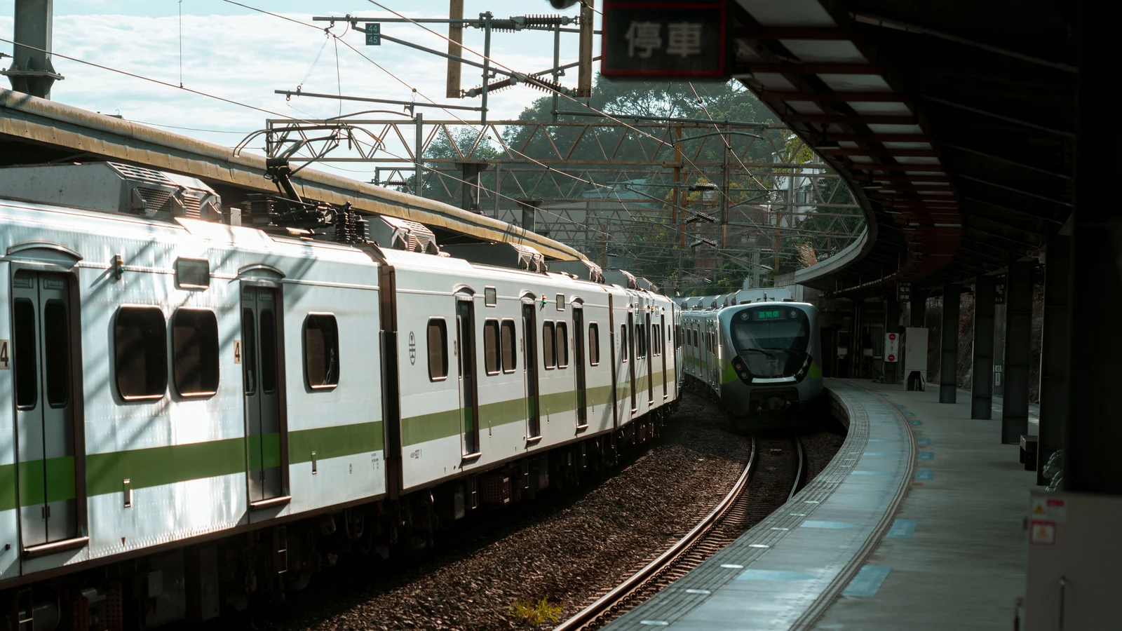 Local train and transport links serving Sama Savli Road, Vadodara